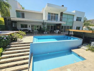 LAS CAÑADAS CASA EN VENTA SUPER COMPLETA CON ALBERCA, TERRAZA, BAR Y HERMOSO JAR