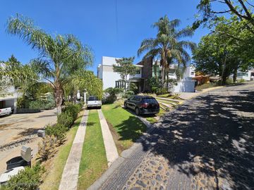 LAS CAÑADAS CASA EN VENTA SUPER COMPLETA CON ALBERCA, TERRAZA, BAR Y HERMOSO JAR