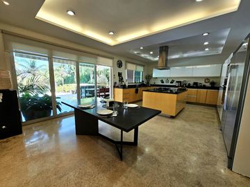 LAS CAÑADAS CASA EN VENTA SUPER COMPLETA CON ALBERCA, TERRAZA, BAR Y HERMOSO JAR