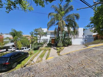LAS CAÑADAS CASA EN VENTA SUPER COMPLETA CON ALBERCA, TERRAZA, BAR Y HERMOSO JAR