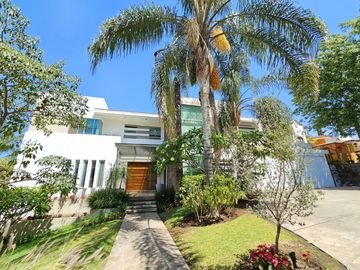 LAS CAÑADAS CASA EN VENTA SUPER COMPLETA CON ALBERCA, TERRAZA, BAR Y HERMOSO JAR