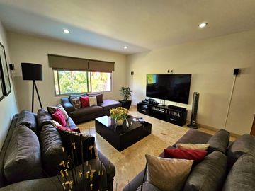 LAS CAÑADAS CASA EN VENTA SUPER COMPLETA CON ALBERCA, TERRAZA, BAR Y HERMOSO JAR