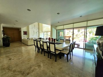 LAS CAÑADAS CASA EN VENTA SUPER COMPLETA CON ALBERCA, TERRAZA, BAR Y HERMOSO JAR