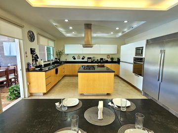 LAS CAÑADAS CASA EN VENTA SUPER COMPLETA CON ALBERCA, TERRAZA, BAR Y HERMOSO JAR