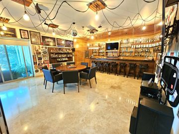 LAS CAÑADAS CASA EN VENTA SUPER COMPLETA CON ALBERCA, TERRAZA, BAR Y HERMOSO JAR