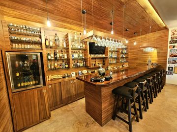 LAS CAÑADAS CASA EN VENTA SUPER COMPLETA CON ALBERCA, TERRAZA, BAR Y HERMOSO JAR