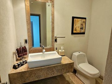 LAS CAÑADAS CASA EN VENTA SUPER COMPLETA CON ALBERCA, TERRAZA, BAR Y HERMOSO JAR