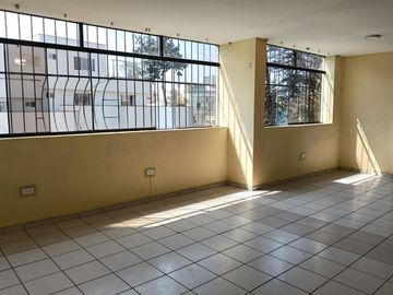 SE ALQUILA TERCER PISO 130m2