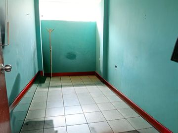 SE ALQUILA TERCER PISO 130m2