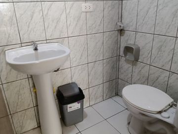 SE ALQUILA TERCER PISO 130m2