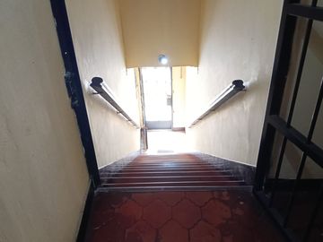 SE ALQUILA TERCER PISO 130m2
