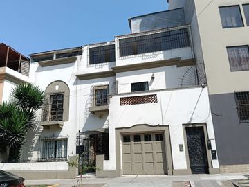 SE ALQUILA TERCER PISO 130m2