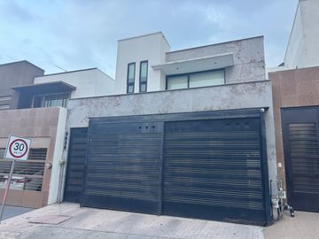 CASA VENTA SANTA CLARA FRENTE A PARQUE