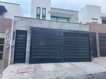 CASA VENTA SANTA CLARA FRENTE A PARQUE