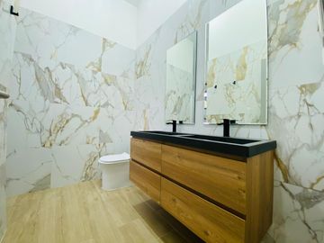 Casa En Venta En Vitacura. 5 Dormitorios, 5 baños
