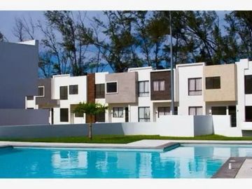 Casas en venta en Cluster con Alberca en Zona Industrial del Puerto de Veracruz