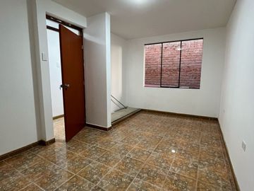 AMPLIA CASA EN VENTA - SAN JUAN DE MIRAFLORES