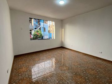AMPLIA CASA EN VENTA - SAN JUAN DE MIRAFLORES