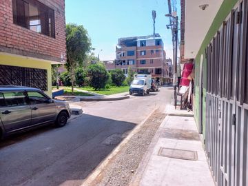 VENDO CASA LOS OLIVOS AV UNIVERSITARIA Y TOMAS VALLE ESPALDA DE PLAZA VEA