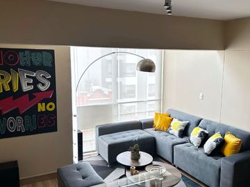 Dúplex Amoblado un Dormitorio 70m2 Cochera y Vista a la Calle en Alquiler en Miraflores