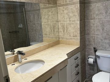 Dúplex Amoblado un Dormitorio 70m2 Cochera y Vista a la Calle en Alquiler en Miraflores