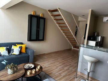 Dúplex Amoblado un Dormitorio 70m2 Cochera y Vista a la Calle en Alquiler en Miraflores