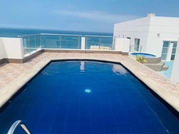 Apartamento Frente Al Mar de Oportunidad!