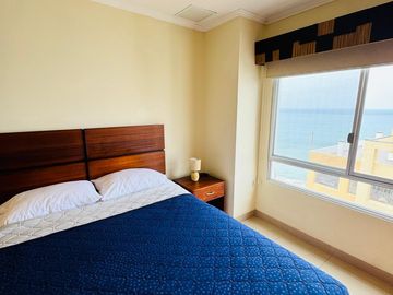 Apartamento Frente Al Mar de Oportunidad!