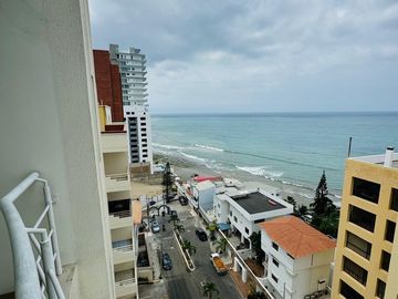 Apartamento Frente Al Mar de Oportunidad!