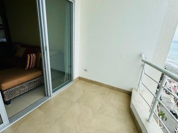 Apartamento Frente Al Mar de Oportunidad!