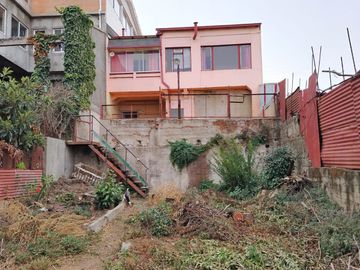 $ 230.000.000 VENTA CASA ANTIGUA DE 2 PISOS CON VISTA AL MAR VALPARAISO, CERCANO AL CENTRO DE LA CIUDAD