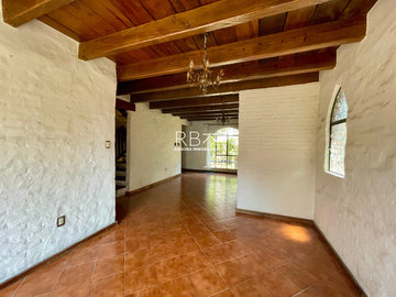Casa en Venta con Estilo Medieval y Terraza Privada