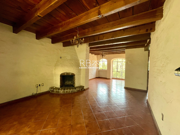 Casa en Venta con Estilo Medieval y Terraza Privada