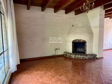 Casa en Venta con Estilo Medieval y Terraza Privada