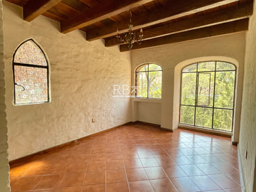 Casa en Venta con Estilo Medieval y Terraza Privada