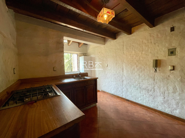 Casa en Venta con Estilo Medieval y Terraza Privada