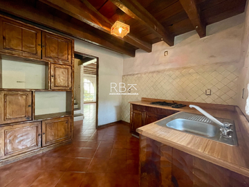 Casa en Venta con Estilo Medieval y Terraza Privada