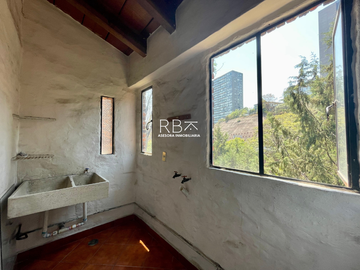 Casa en Venta con Estilo Medieval y Terraza Privada