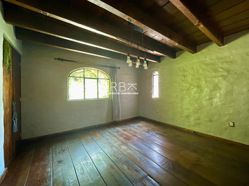 Casa en Venta con Estilo Medieval y Terraza Privada