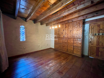 Casa en Venta con Estilo Medieval y Terraza Privada