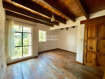 Casa en Venta con Estilo Medieval y Terraza Privada