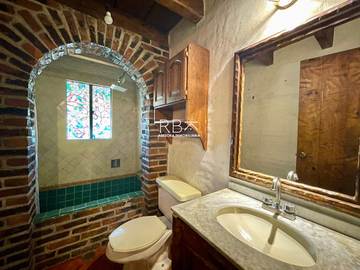 Casa en Venta con Estilo Medieval y Terraza Privada