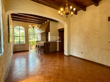 Casa en Venta con Estilo Medieval y Terraza Privada