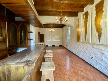 Casa en Venta con Estilo Medieval y Terraza Privada