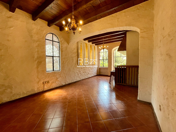 Casa en Venta con Estilo Medieval y Terraza Privada