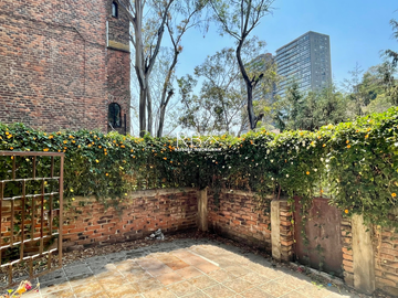 Casa en Venta con Estilo Medieval y Terraza Privada