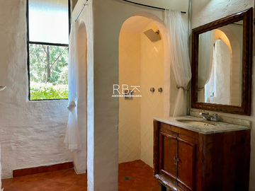 Casa en Venta con Estilo Medieval y Terraza Privada