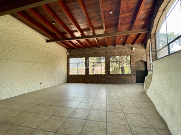 Casa en Venta con Estilo Medieval y Terraza Privada
