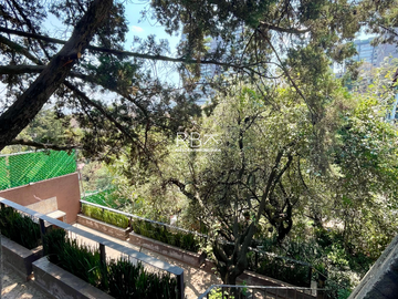 Casa en Venta con Estilo Medieval y Terraza Privada