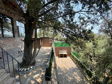 Casa en Venta con Estilo Medieval y Terraza Privada